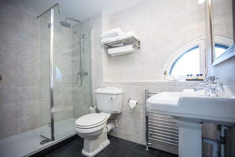 Superior Double Room | Bathroom | Hair dryer, towels