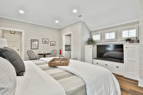 Luxury Cottage, 1 King Bed | Egyptian cotton sheets, premium bedding, down comforters, pillowtop beds