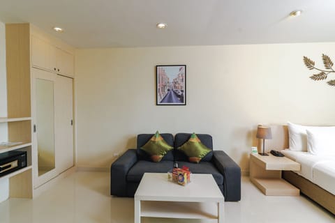 Studio | Living area | 40-inch LCD TV with satellite channels, TV