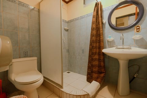 Standard Apartment, 2 Bedrooms | Bathroom | Shower, towels, toilet paper