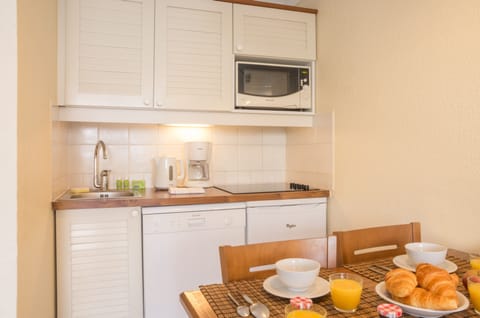 Studio 3 people - Balcony | Private kitchen | Fridge, microwave, stovetop, coffee/tea maker