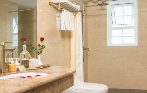 Family Room | Bathroom | Shower, hydromassage showerhead, designer toiletries, hair dryer