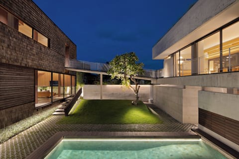 Outdoor pool, pool umbrellas, sun loungers