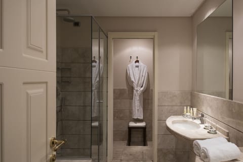 Standard Double or Twin Room | Bathroom | Shower, rainfall showerhead, free toiletries, towels