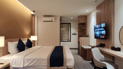 Deluxe Double Room | Bathroom | Shower, rainfall showerhead, free toiletries, hair dryer