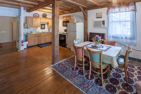 Cottage, 2 Bedrooms | Dining