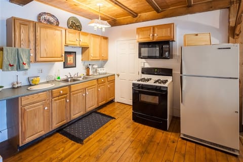 Cottage, 2 Bedrooms | Private kitchen | Fridge, oven, coffee/tea maker, toaster