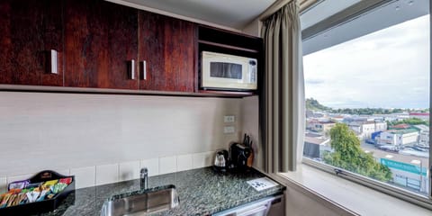 Deluxe Suite, 1 King Bed | Private kitchen | Coffee/tea maker, electric kettle