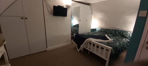 House | 3 bedrooms, iron/ironing board, free WiFi, bed sheets