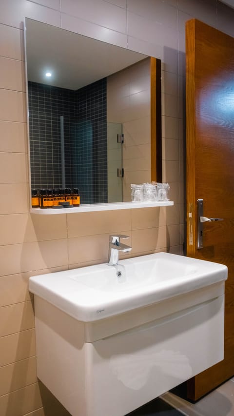 Deluxe Apartment | Bathroom | Hair dryer, bathrobes, bidet, towels