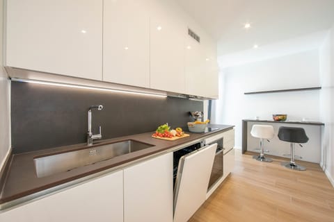 Family Apartment, 3 Bedrooms, 2 Bathrooms (Boutique Family Suite) | Private kitchen | Fridge, microwave, oven, stovetop