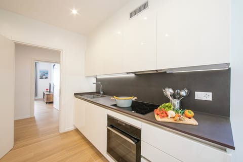 Family Apartment, 3 Bedrooms, 2 Bathrooms (Boutique Family Suite) | Private kitchen | Fridge, microwave, oven, stovetop