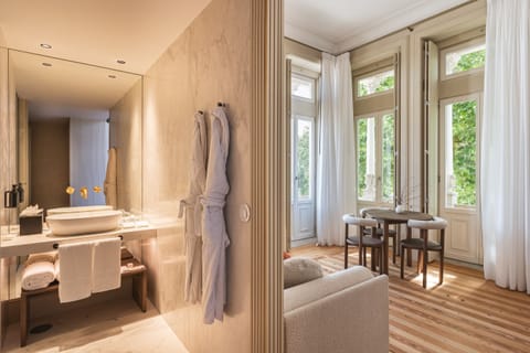 Signature Suite Monument View | Bathroom | Shower, rainfall showerhead, hair dryer, bathrobes