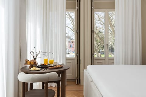 Signature Suite Monument View | Premium bedding, down comforters, minibar, in-room safe