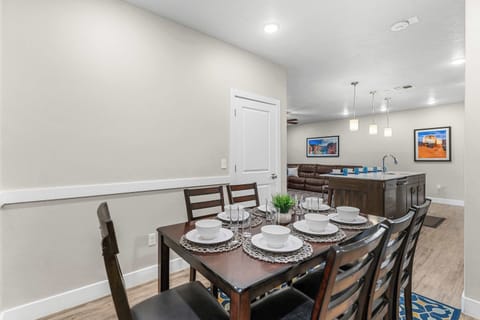 Condo, Multiple Beds, Patio, Mountain View (Walking on Sunshine) | Dining