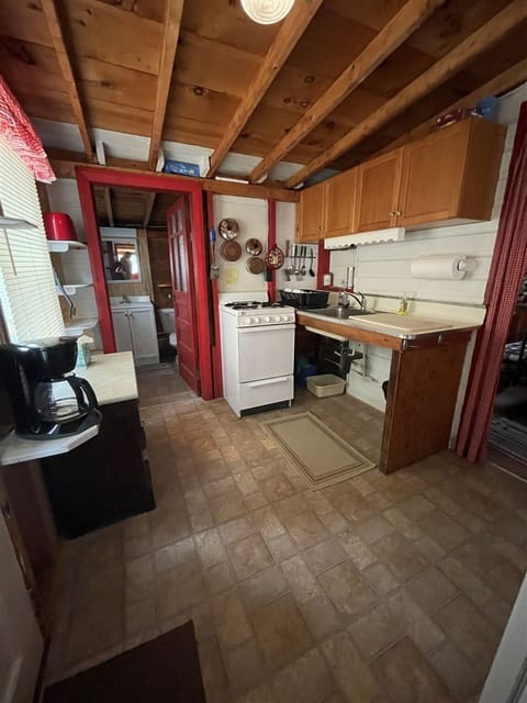 Cottage, 2 Bedrooms | Private kitchen | Fridge, oven, coffee/tea maker, toaster