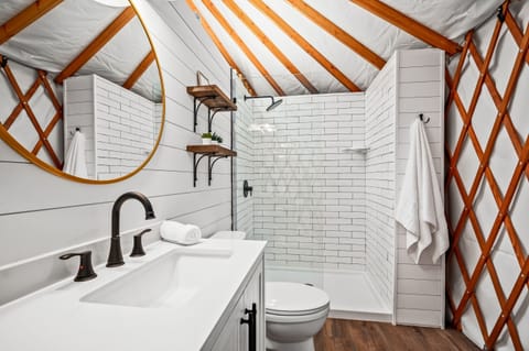 Cabin, 5 Bedrooms | Bathroom | Towels