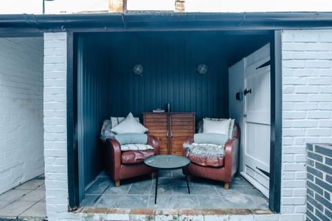 House | 2 bedrooms, desk