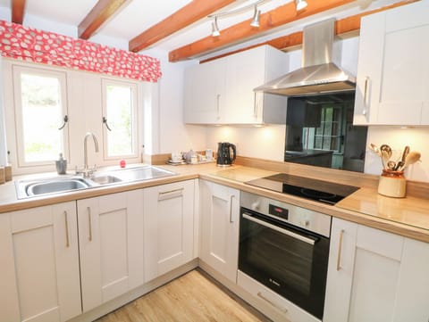 Cottage | Private kitchen | Fridge, dishwasher, electric kettle, toaster