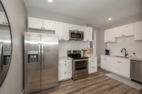 Condo, 1 Queen Bed, Kitchen | Private kitchen | Fridge, microwave, oven, stovetop