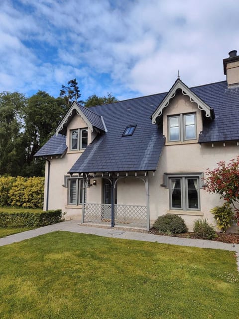 Welcome - Front of Chic Classy & Cosy with parking to fron of house.