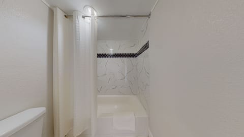 Comfort Double Room | Bathroom | Rainfall showerhead, towels, soap, shampoo