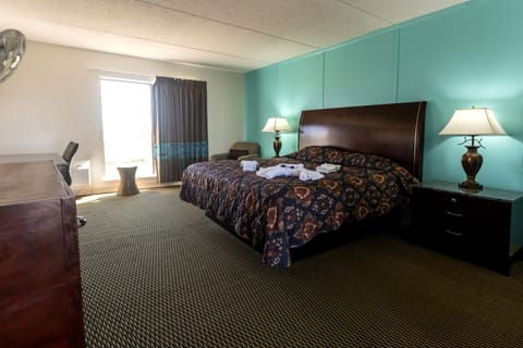 Classic Room, 1 King Bed, Poolside | Down comforters, memory foam beds, individually decorated