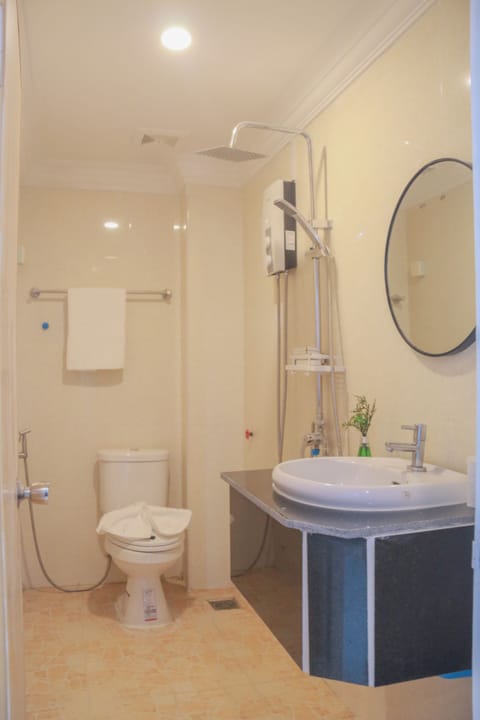 Superior Triple Room | Bathroom | Shower, hydromassage showerhead, free toiletries, hair dryer