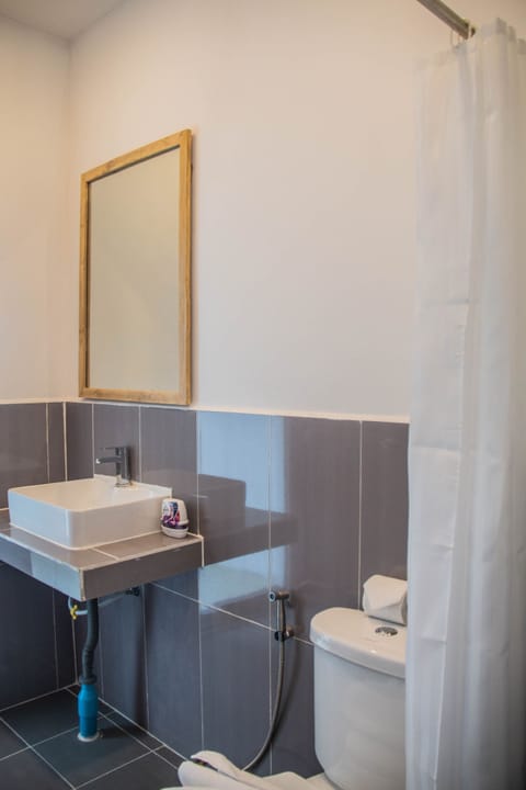 Family Room | Bathroom | Shower, hydromassage showerhead, free toiletries, hair dryer