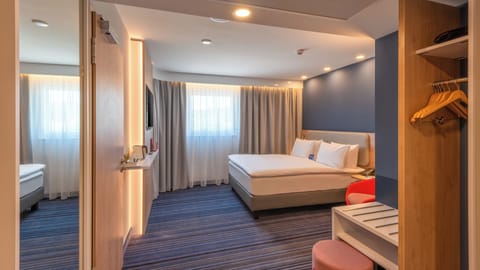 Standard Room, 1 Queen Bed, Accessible | Premium bedding, Select Comfort beds, desk, blackout drapes