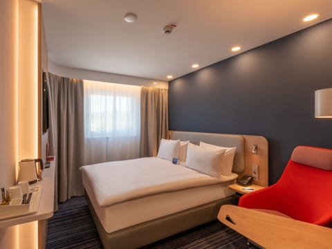 Standard Room, 1 Queen Bed | Premium bedding, Select Comfort beds, desk, blackout drapes