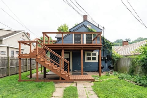 High-traffic Chillicothe Ohio stays
Sun-Soaked Roof Terrace Bask in the sun on our roof terrace, featuring comfortable sun loungers. Perfect for getting a tan or enjoying a nap