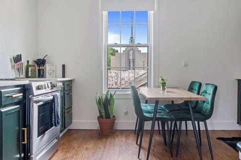 High-traffic holiday homes Chillicothe
Dine amidst the jungle's embrace, where every meal comes with a view!