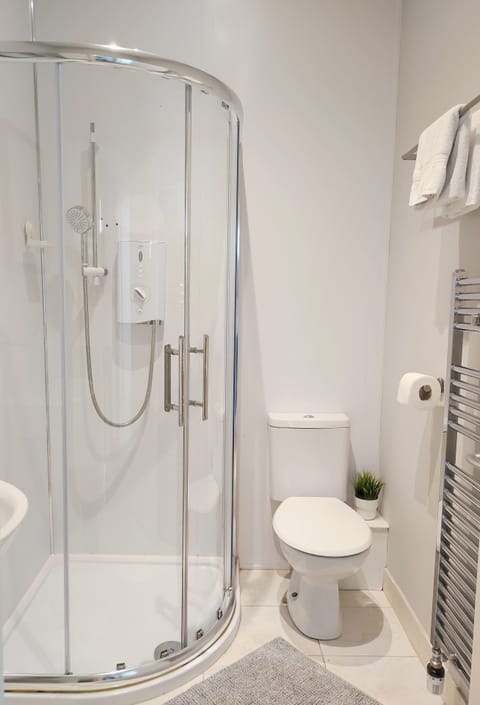 Comfort Apartment | Bathroom | Shower, free toiletries, hair dryer, towels