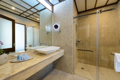 Deluxe Room (Adults Only) | Bathroom | Shower, rainfall showerhead, free toiletries, hair dryer