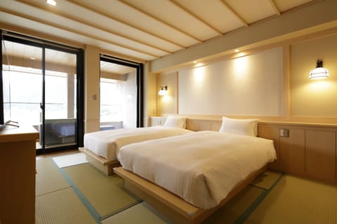 Japanese Style Room with Twin Bed, Kawaguchi lake view | In-room safe, desk, blackout drapes, soundproofing
