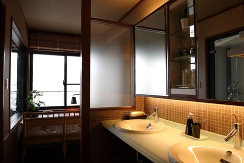 Modern Japanese Style Room with Open-air Bath, Lake View –Kohaku- | Bathroom | Separate tub and shower, free toiletries, hair dryer, slippers