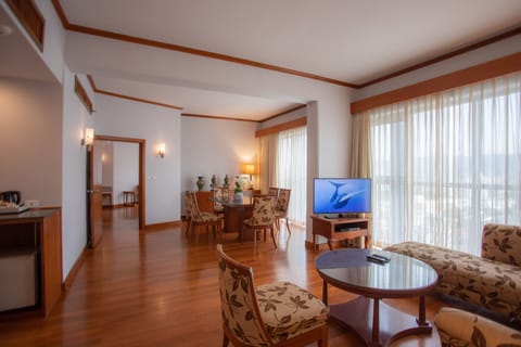 Executive Suite, 2 Bedrooms, Non Smoking, Partial Sea View | Living area | Smart TV, books