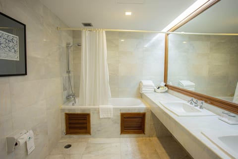 Executive Suite, 2 Bedrooms, Non Smoking, Partial Sea View | Bathroom | Free toiletries, hair dryer, slippers, bidet