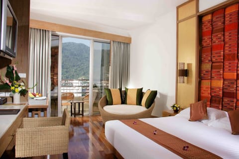 Premier Room, 2 Twin Beds, Partial Sea View | Minibar, in-room safe, desk, laptop workspace