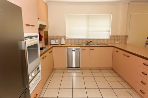 Exclusive Apartment, 2 Bedrooms, Kitchen | Private kitchen | Microwave, coffee/tea maker, electric kettle, toaster