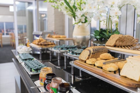 2 restaurants, breakfast served