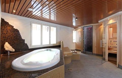 Indoor spa tub