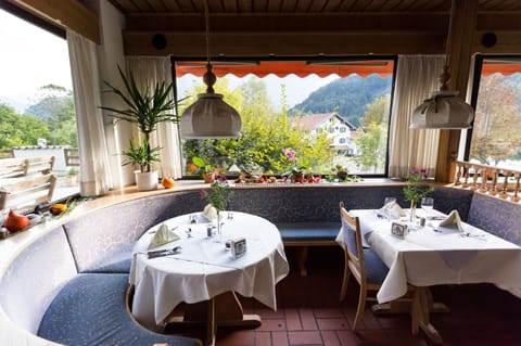 Breakfast, dinner served; Regional cuisine, alfresco dining 