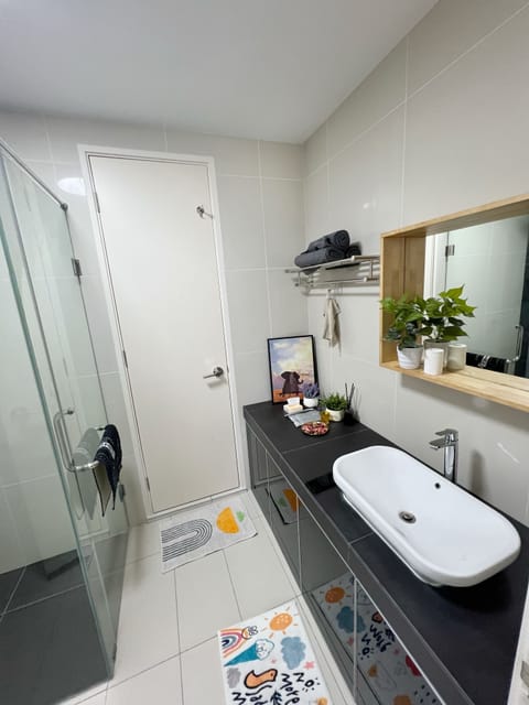 Luxury Townhome, 3 Bedrooms, Sauna, City View | Bathroom | Shower, rainfall showerhead, free toiletries, hair dryer