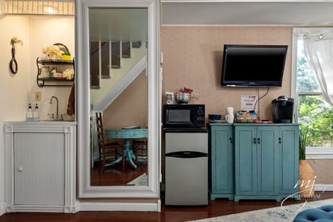 The Peabody Historic Cottage | Living area