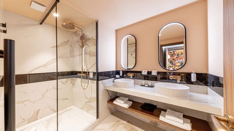 Suite avec Salon - Accès Spa | Bathroom | Shower, free toiletries, hair dryer, towels