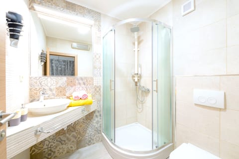 Comfort Apartment, Balcony, Sea View | Bathroom | Shower, free toiletries, hair dryer, towels