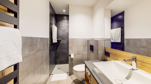 Standard Studio Suite | Bathroom | Shower, free toiletries, hair dryer, towels