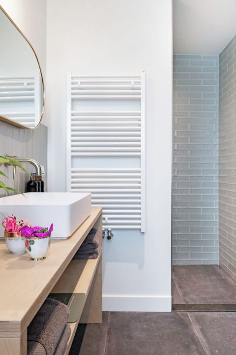 Deluxe Double Room, 1 King Bed | Bathroom | Hair dryer, towels, soap, shampoo